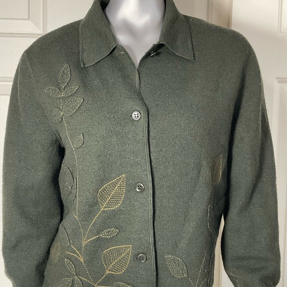 Jones New York Sweaters - Vintage JONES NEW YORK Merino Wool Cardigan Sweater Size P/L Green Applique